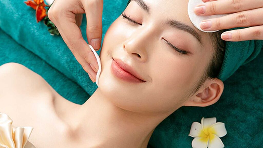 Thực Hiện Massage Mặt